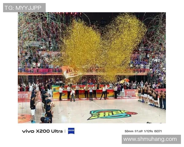 足坛巨星赛场外展魅力足球球星热舞引爆全场激情瞬间